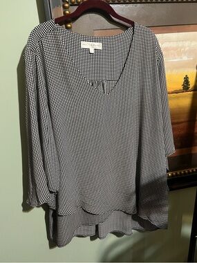 Chelsea & Theodore Black and White Houndstooth V-Neck Blouse